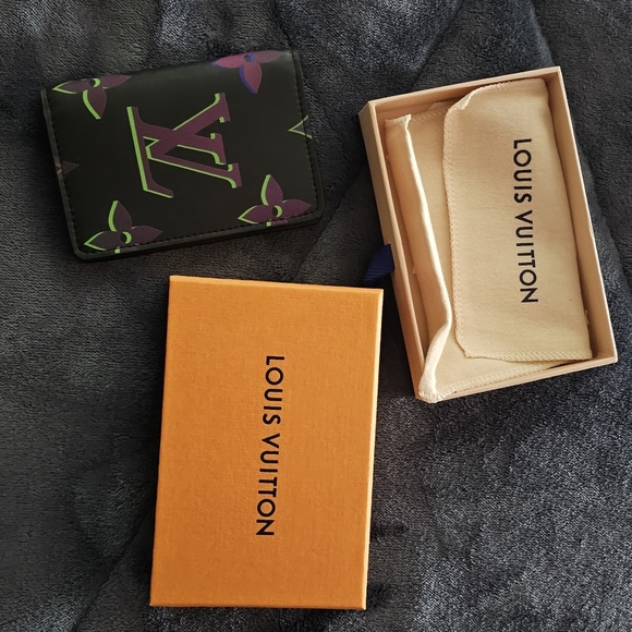 Louis Vuitton Card Holder LV - Picture 2 of 3